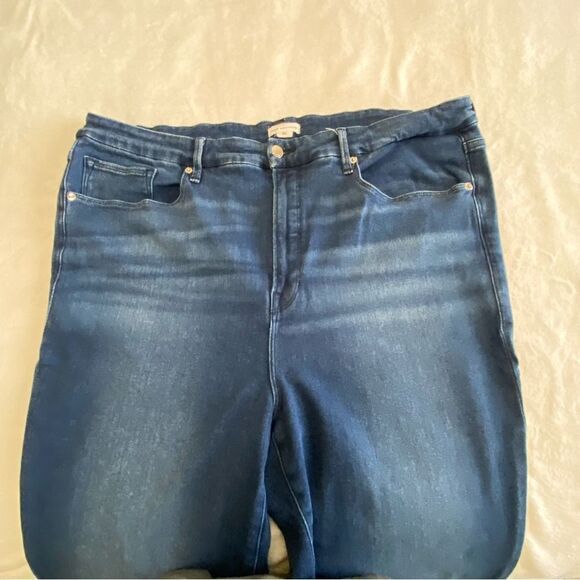 GOOD AMERICAN GOOD WAIST RAW HEM DENIM JEANS - Picture 6 of 11